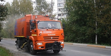 На улицах Уфы начали работать курганские пылесосы, которые собирают опавшую листву