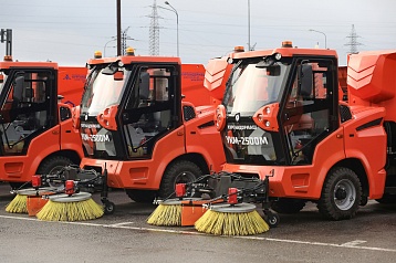 Дорожники Ленинградской области получили новую партию машин для уборки городских улиц.