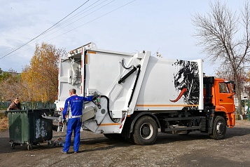 Первый мусоровоз произведенный в Кургане, вышел на улицы города с уникальным имиджем изображения антигероя.